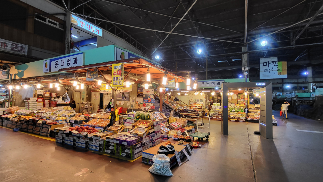 A view of the Mapo Agricultural and Marine Products Market in northern Seoul, on Monday (Kim Hae-yeon/The Korea Herald)